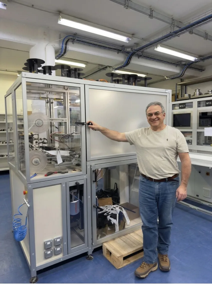 Éric Sitbon dans l’atelier Systemmag, près d’une machine de production