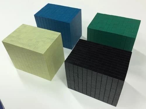 Les quatre grades d'aimants NdFeB Systemmag (N40 à N52), matérialisés par des blocs de couleur